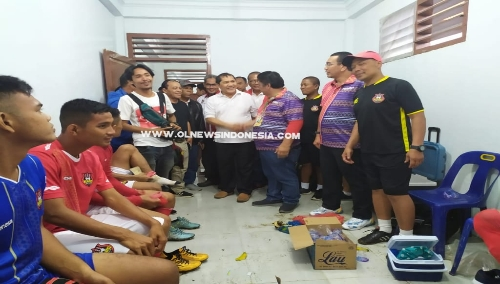 Ket foto :Â  Bupati Karo Terkelin Brahmana, Presiden Karo United FC, Arya Mahendra Sinulingga dan pelatih Ansyari Lubis mendatangi dan menyalami pemain di ruang ganti, Minggu (01/09) 2019.