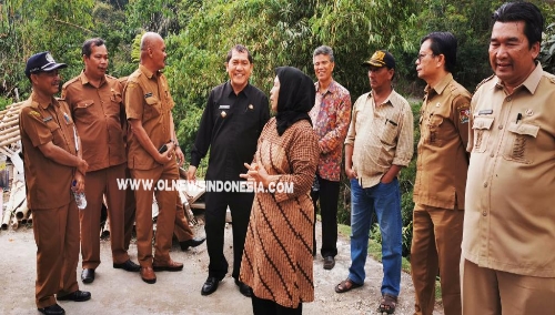 Ket foto : Bupati Karo didampingi para OPD disambut keluarga /panitia pembangunan monumen /museum di Lau Kemit Desa Seberaya, Senin (02/09) 2018 (Ist - Dok).