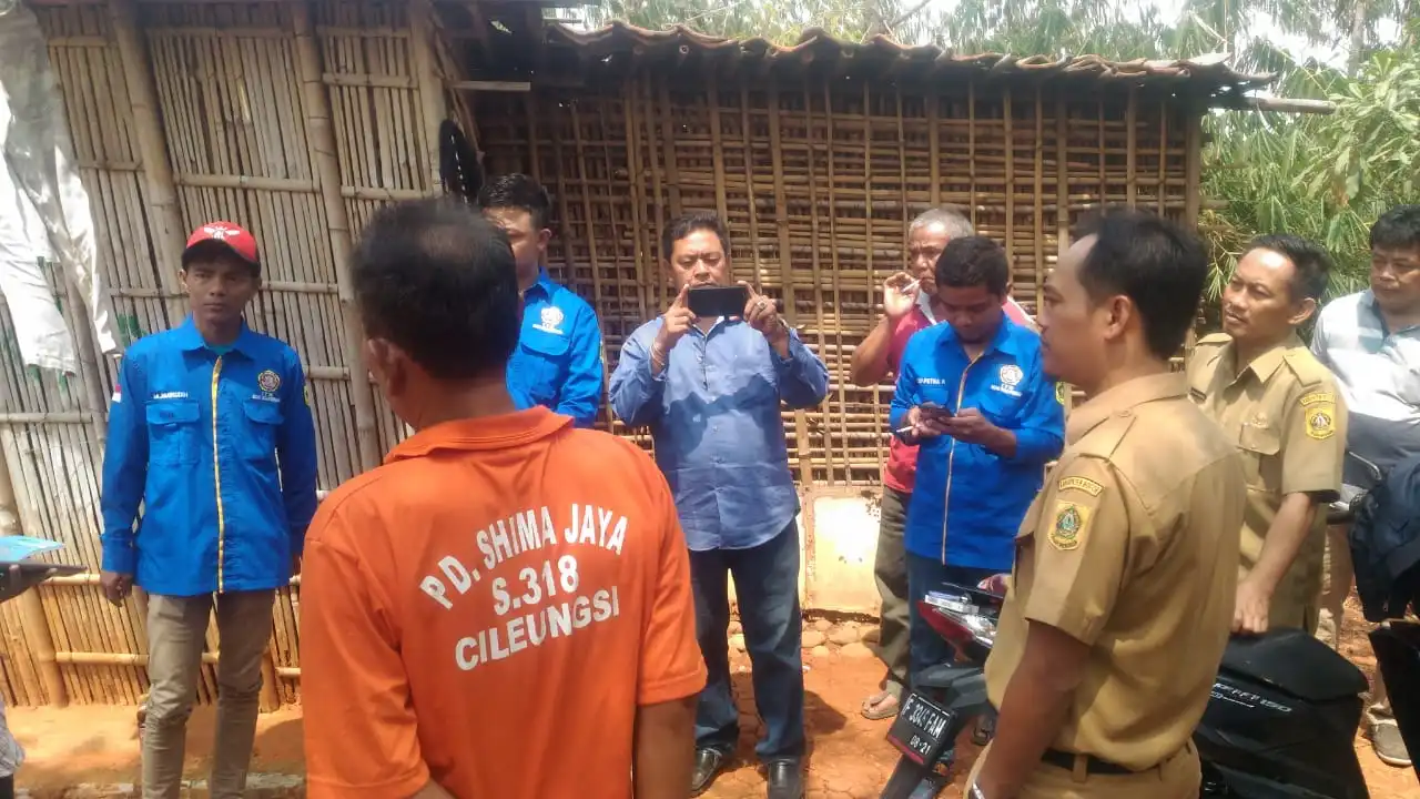 Ket foto: saat anak dari nenek Ton Nio yaitu iwan menjelaskan kepada pihak pemerintahan Desa Cileungsi, terkait ibunya1 tinggal di gubuk bambu