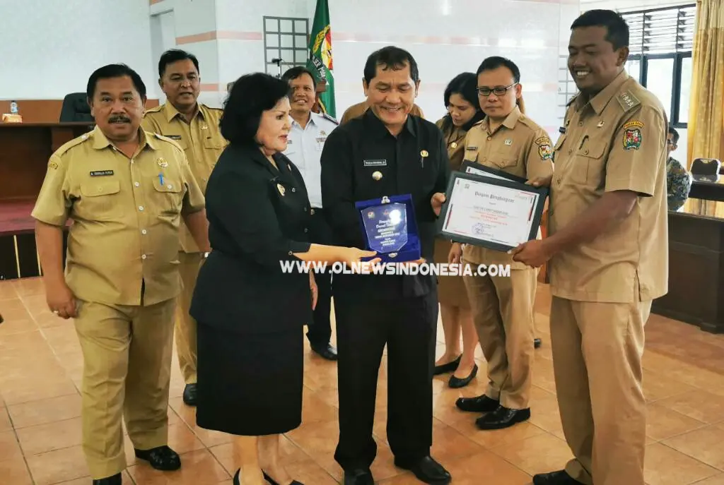 Ket foto : usai pidato Bupati Karo didampingi Wakil Bupati dan sejumlah OPD, foto bersama kepada peserta penerima penghargaan wajib pajak terbaik tahun 2019 oleh OPD Kab . Karo dan hotel Grand Mutiara , rumah makan puncak resto, serta rumah makan Budiaman Berastagi, di Aula Kantor Bupati, Selasa (02/09) 2019 . (Ist-dok)