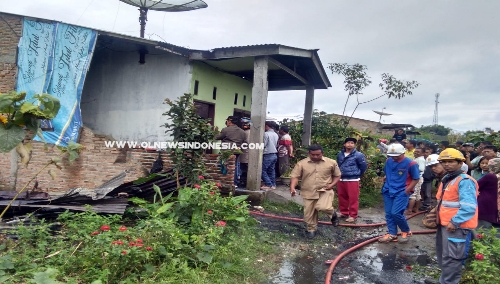 Ket foto  : Rumah yang terbakar tampak dari depan, Selasa (03/09) 2019