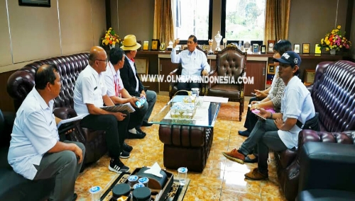 Ket foto : Bupati Karo didampingi OPD menyambut kedatangan DPD JPKP di ruang kerja Bupati terkait wacana pembangunan Tugu Revolusi Mental di Kab Karo, Rabu (04/09) 2019 (Ist - dok).