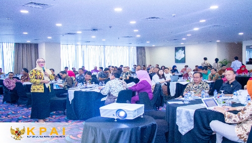 Foto : Retno Listyarti, Komisioner KPAI Bidang Pendidikan (Batik Kuning), disela Rakornas membahas permasalahan PPDB Sistem Zonasi, Jakarta.