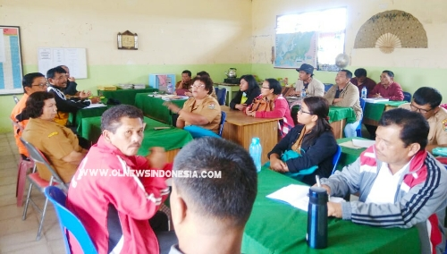 Ket foto : Perwakilan puluhan Orang Tua / Wali Murid saat rapat bersama Kepala Dinas Pendidikan Kabupaten Karo di ruang rapat guru SD Negeri 1 Sukanalu Kec Barusjahe Kabupaten Karo, Senin, (09/09) 2019.