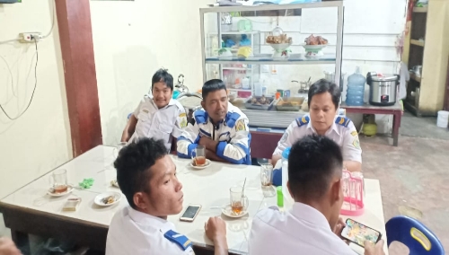 Foto : Personil Dishub Samosir yang terus berkelanjutan mengawasi penyeberangan Kapal Motor di beberapa titik dermaga yang ada di kab.Samosir