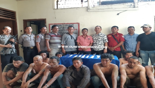 Ket foto : Kapolsek bersama para pelaku
