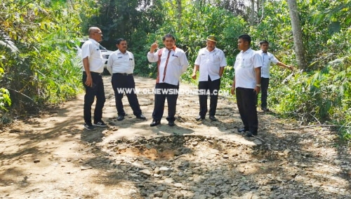 Ket foto  : Bupati Karo Terkelin Brahmana SH didampingi Kepala Bappeda Ir Nasib Sianturi Msi saat meninjau jalan antar Dua Desa di Desa Sukamaju Kecamatan Tigapanah Kabupaten Karo, Rabu (11/09) 2019 (Ist).