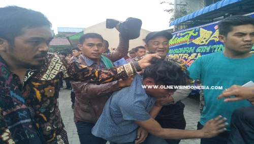 Ket foto : Daniel Situmorang pelaku penjambretan saat diamankan warga dan Polisi dari dalam Toilet di Jambur Taras Berastagi Kamis (12/09) 2019.