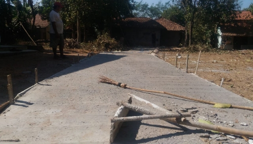 Ket foto. Betonisasi yang hampir rampung dalam program pembangunan jalan betonisasi di Desa Mampir