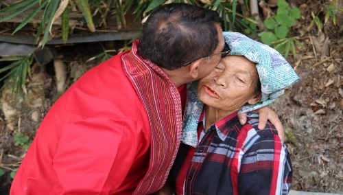 foto : Walden Hood Sinaga menyapa ibu lansia disela kunjungannya dibeberapa daerah pelosok di Samosir