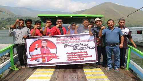 foto : Walden Hood Sinaga (tengah pakai kaca mata hitam) mengatakan dirinya sengaja berkunjung ke berbagai daerah di Samosir dengan tujuan untuk menyapa dan bersilahturahmi dengan masyarakat samosir.