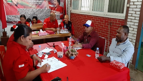 Foto : F.Ciwe ( Kemeja Putih) saat mengembalikan berkas persyaratan kelengkapan mengikuti penjaringan Calon Bupati Merauke yang di gelar di markas PDI Perjuangan Merauke,(Senin,16/09/2019)