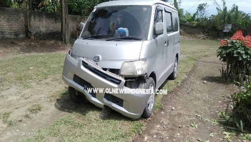 Ket foto  : Mobil Wartawan dirusak OTK ,saat meliput aksi demo Siswa , SMA Negeri 1 Tiganderket, Kecamatan Tiga Nderket Kabupaten Karo di halaman parkir Sekolah, Senin (16/09) 2019.