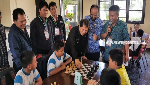 Ket foto  : Bupati Karo Terkelin Brahmana SH membuka kegiatan Catur ditandai dengan melangkah kan Bidak dua langkah, di Zentrum Kabanjahe, Selasa (17/09) 2019