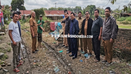 Keterangan foto : bupati karo Terkelin Brahmana bersama anggota DPRD Karo Mansur Ginting dan OPD terkait disaksikan kepling Gg 90 hadir meninjau parit dan jalan yang rusak.