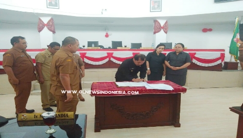 Ket foto : Bupati Karo Terkelin Brahmana didampingi Wakil Bupati Cory S Sebayang saat menandatangani pengesahan Ranperda P-APBD Tahun Anggaran 2019 di gedung DPRD Karo jalan Veteran Kabanjahe, Selasa (17/09) 2019 (Ist)