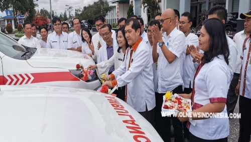 Ket foto : Bupati Karo Terkelin didampingi OPD terkait melakukan pemotongan pita ditandai  pengecekan kesiapan  Ambulance bantuan dari Kemenkes RI sebanyak 17 unit di halaman kantor Bupati Karo Kabanjahe, Rabu (18/09) 2019 (Ist).