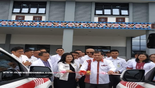 Ket foto : Bupati Karo saat melakukan pemotongan pita di halaman kantor Bupati Karo Kabanjahe, Rabu (18/09) 2019