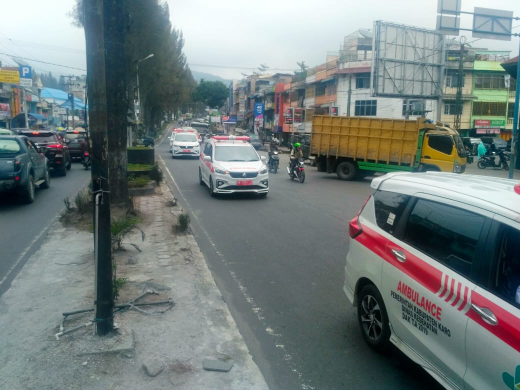 Ket foto : parade Mobil Ambulance Bantuan Kemenkes RI saat x keliling, kota Berastagi , Rabu (18/08) 2019 (Ist)