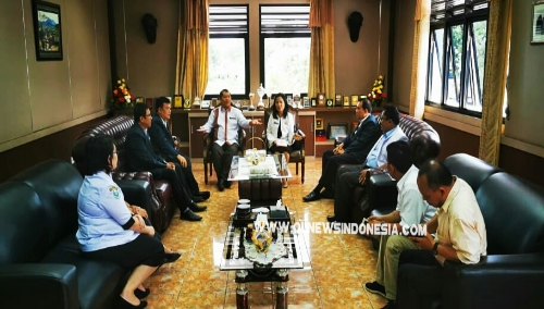 Ket Foto : Bupati Karo Terkelin Brahmana, SH didampingi Kepala Dinas Kesehatan drg. Irna Safrina S.Meliala,M.Kes menerima audiensi pengurus Ikatan Dokter Indonesia (IDI) Cabang Kabupaten Karo periode 2019 – 2022 di ruang kantor Bupati Karo Kabanjahe, Rabu (18/09) 2019 (Ist).