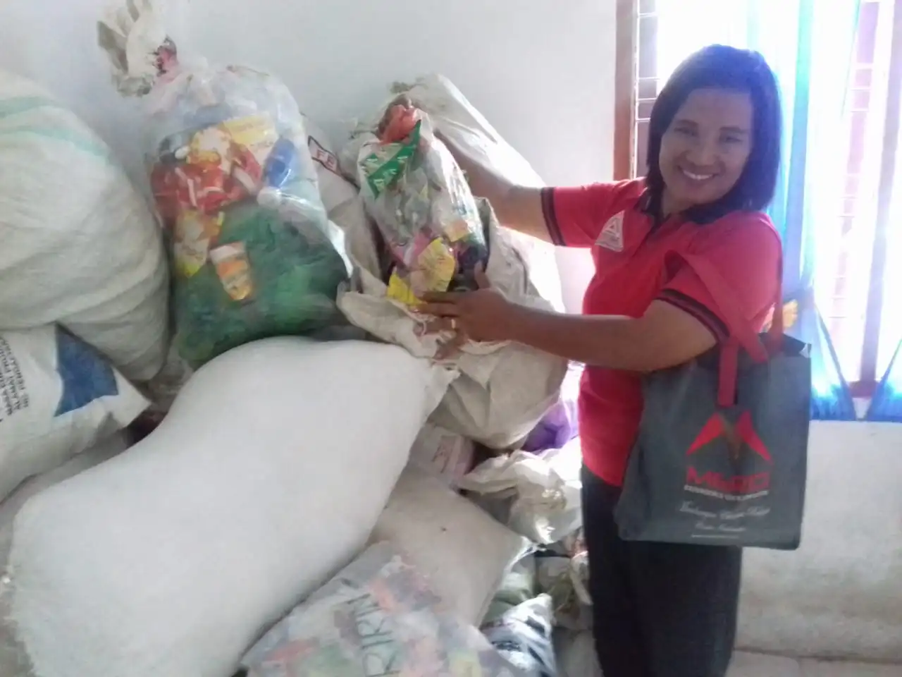 foto : Pononggoran Pardede S.Pd, salah satu wali kelas SMPN 1 Pangururan Samosir, menunjukan bahan baku Sampah plastik untuk membuat batu paving block,