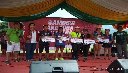 foto : Pemenang Samosir Lake Toba Ultra Marathon (SALUT)2019, menerima hadiah oleh panitia SALUT 2019,
