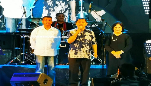 Ket foto : "50 Tahun Suara Emas ", Bupati dan Wakil Bupati Karo serta Danbrigif 7/Rimba Raya berada diatas panggung memberikan ucapan selamat kepada penyanyi legendaris Karo Bahagia Surbakti di Balai Zeqita Medan, Sabtu (21/09) 2019 (Ist)