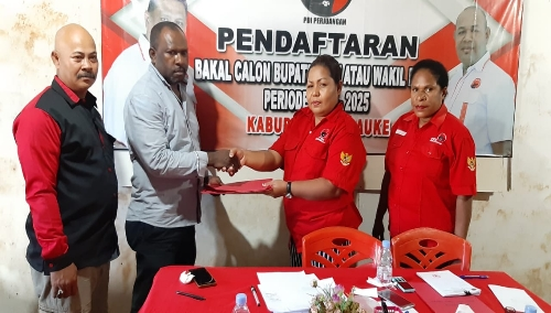 Foto : F.CIWE (kemeja Putih),SWAT menyerahkan Berkas kelengkapan mengikuti Penjaringan Calon Bupati Merauke 2020-2025 di Markas PDI Perjuangan Kabupaten Merauke.