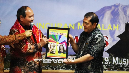 Ket foto : Bupati Karo Terkelin Brahmana menerima majalah Katantaras setelah dilaunching oleh Nelson Barus mewakili Redaksi, di Jakarta, Minggu (22/09) 2019. (Ist)