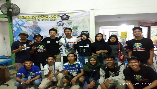 Ket foto. Foto bersama panitia tournament Bobotoh Se-Bogor timur dilapangan futsal LS Gunungputri