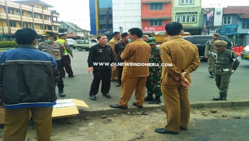 Ket foto : Bupati Karo Terkelin Brahmana didampingi Kapolsekta dan Kapos Lantas Berastagi beserta Kalak BPBD Kabupaten Karo membagikan masker ke warga Masyarakat yang melintasi Tugu Perjuangan Berastagi, Selasa (24/09) 2019 (Ist)