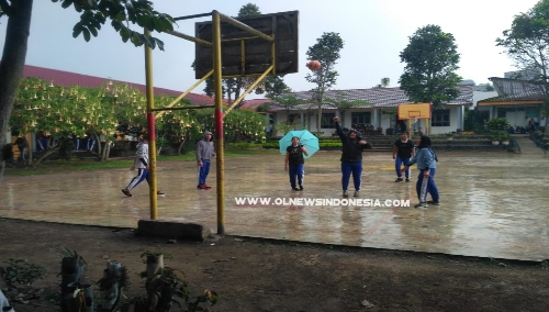Ket foto : dibawah turunnya hujan siswa SMAN 1 Berastagi Tetap Gelar Kegiatan Porseni di lingkungan sekolah, Rabu (25/09) 2019.