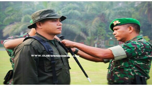 Ket foto : Danbrigif 7 /RR Letkol Inf Agustatius Sitepu, S, Sos, M, Si menyematkan pita latihan tanda dimulainya latihan kepada perwakilan peserta.(Ist)