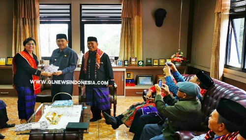 Ket foto : Bupati karo Terkelin Brahmana menerima oleh oleh" Cimpa " dari pengurus Lakonta, saat audiensi diruang Bupati Karo,Senin (30/09) 2019 (Dok)