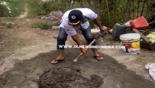 Ket foto : tampak Ketua DPD GM Pujakesuma Kab Karo saat terjun langsung mengaduk Semen saat memberikan bantuan Pembenahan rumah warga yang terbakar beberapa waktu lalu di Samura Kabanjahe, Minggu (15/09) 2019.