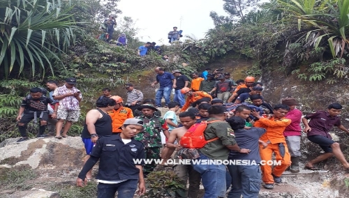 Ket foto : Korban Reja Fauzi warga Medan Sunggal Deliserdang saat di evakuasi petugas dari puncak Gunung Sibayak Jaranguda Kecamatan Merdeka Kabupaten Karo pada Minggu (22/09) 2019