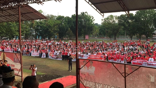 Para Peserta Parade Berkumpul Di Lapangan KONI Sario