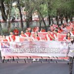 Tampak Peserta Parade Melintas Di Jalan Raya Kota Manado