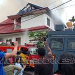 Damkar Dan Kepolisian Berupaya Memadamkan Asrama Papua Yang Terbakar
