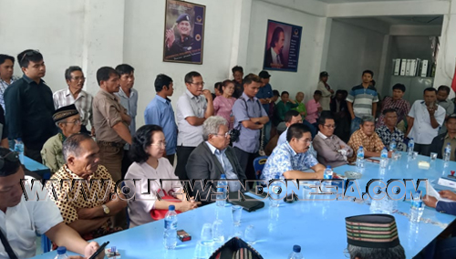 Berketepatan HUT TNI ke 74 tahun, Puluhan masyarakat Samosir yang tergabung dari beberapa tokoh adat dan tokoh agama, mengantarkan sang Jenderal putra terbaik kabupaten Samosir, MARHUALE  Simbolon, untuk mendaftarkan diri Bakal Calon Bupati Samosir periode 2020 - 2025 ke kantor DPC Partai Nasdem, Jalan dr. Hadrianus Sinaga, Kecamatan Pangururan, Sabtu (5/10/2019).