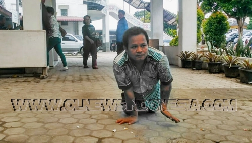 Sampit Ginting warga Desa Kidupen Kecamatan Juhar Kabupaten Karo yang memiliki cacat fisik saat mendatangi Kantor Disdukcapil Kabanjahe untuk mengurus KTP (Gambar Diambil Jumat, 04/10 - 2019)