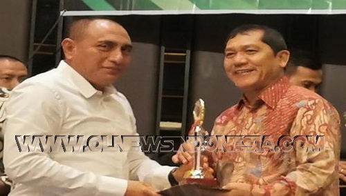 Gubsu Edy Rahmayadi menyerahkan penghargaan kepada Bupati Karo Terkelin Brahmana, SH terkait TPID Berprestasi di Hotel Polonia Medan, Senin (07/10) 2019 (Ist).
