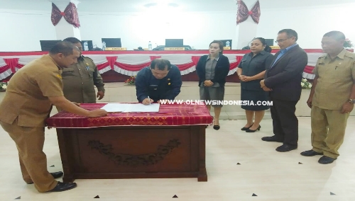 Ket foto  : Bupati Karo Terkelin Brahmana menandatangani pengesahan ABPD TA 2020 di gedung DPRD Kabupaten Karo Kabanjahe, Senin malam (30/09) 2019