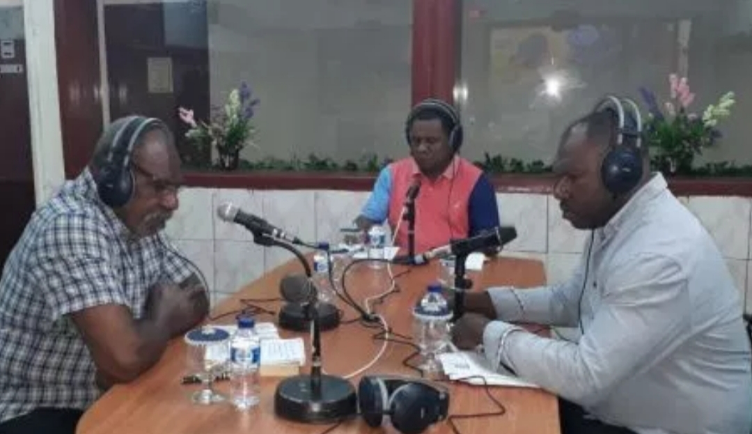 Dialog Interaktif di RRI perjuangan Dapil Khusus OAP(Orang Asli Papua)antara Tokoh Papua Selatan Jhon Gluba Gebze (kaca Mata) dan Tokoh Muda Papua selatan Fransiskus CIWE