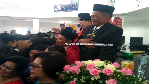 Ket foto : Senyum lepas Mardi Barus, salah satu Anggota DPRD Karo dari partai Perindo saat usai pengambilan sumpah janji menjadi Anggota Dewan di gedung DPRD Kabupaten Karo di Kabanjahe, Selasa (01/10) 2019.