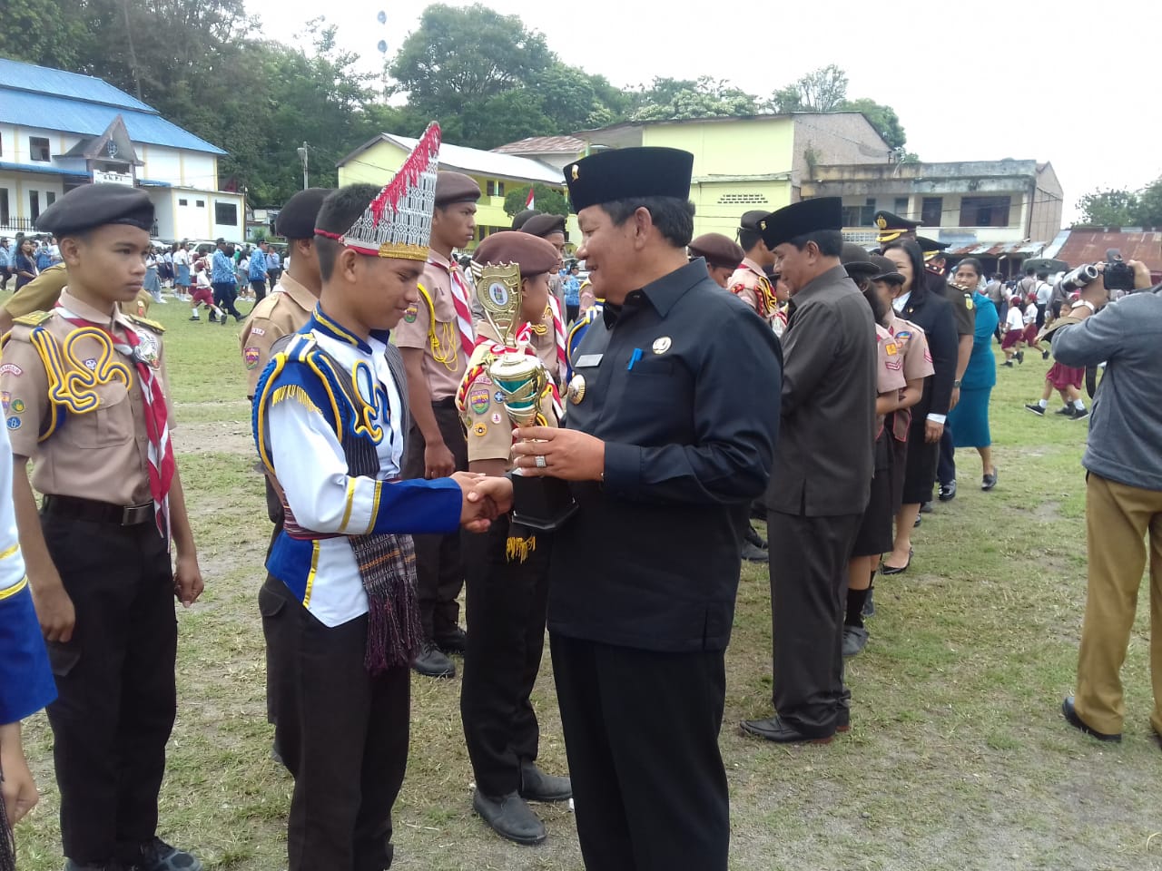 foto : Selesai upacara Hari Kesaktian Pancasila dilaksanakan, kemudian dilanjutkan dengan pemberian piala dan piagam penghargaan oleh Bupati Samosir  selaku Kamabicab, kepada Pramuka Cabang Samosir yang meraih prestasi di 15 kejuaraan pada lomba Pramuka tingkat Provinsi Sumatera Utara, Selasa (1/10)