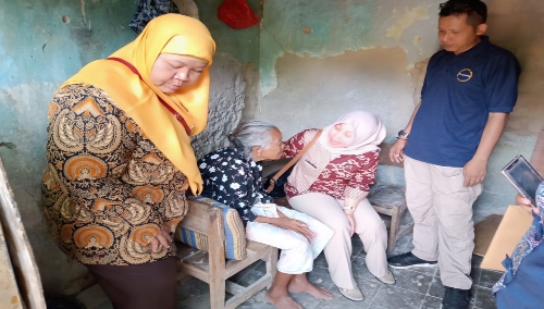 Ket foto. Kepala seksi anak dan lansia terlantar, Dinas Sosial Kab. Bogor yaitu R E. Haryati sedang berdialog dengan nenek bernama Teng Pit Neo