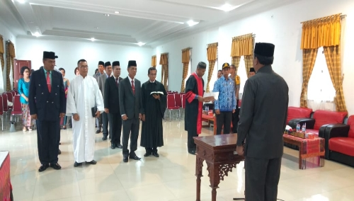 foto : Wakil Bupati Samosir, Ir. Juang Sinaga melantik Lima PPTP dan Empat Pejabat Administrator di lingkungan Pemerintah kabupaten Samosir, Selasa (1/10) di Aula Hitel Dainang, Pangururan Samosir