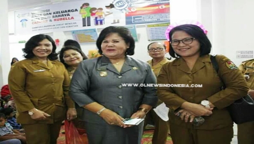 Ket foto : Kadis Kesehatan drg Irna Safrina Meliala (kanan pakai kacamata) saat mendampingi Wakil Bupati Karo di Puskesmas Berastagi.