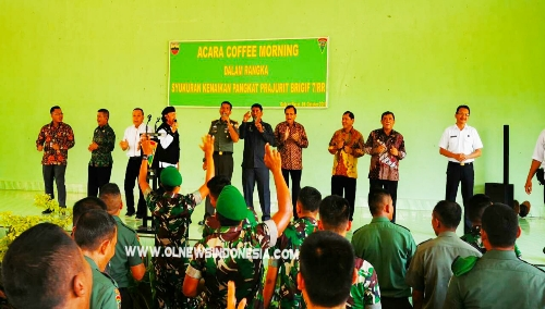 Ket Foto : Bupati karo Terkelin Brahmana menari saat Danbrigif 7 /RR Kolonel Inf Agustatius Sitepu melantunkan lagu karo "Biring Manggis " bersama Prajurit dan tamu undangan,Jumat (04/10) 2019 (Ist).